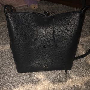 Michael Kors Junie Messenger bag. Black and gold